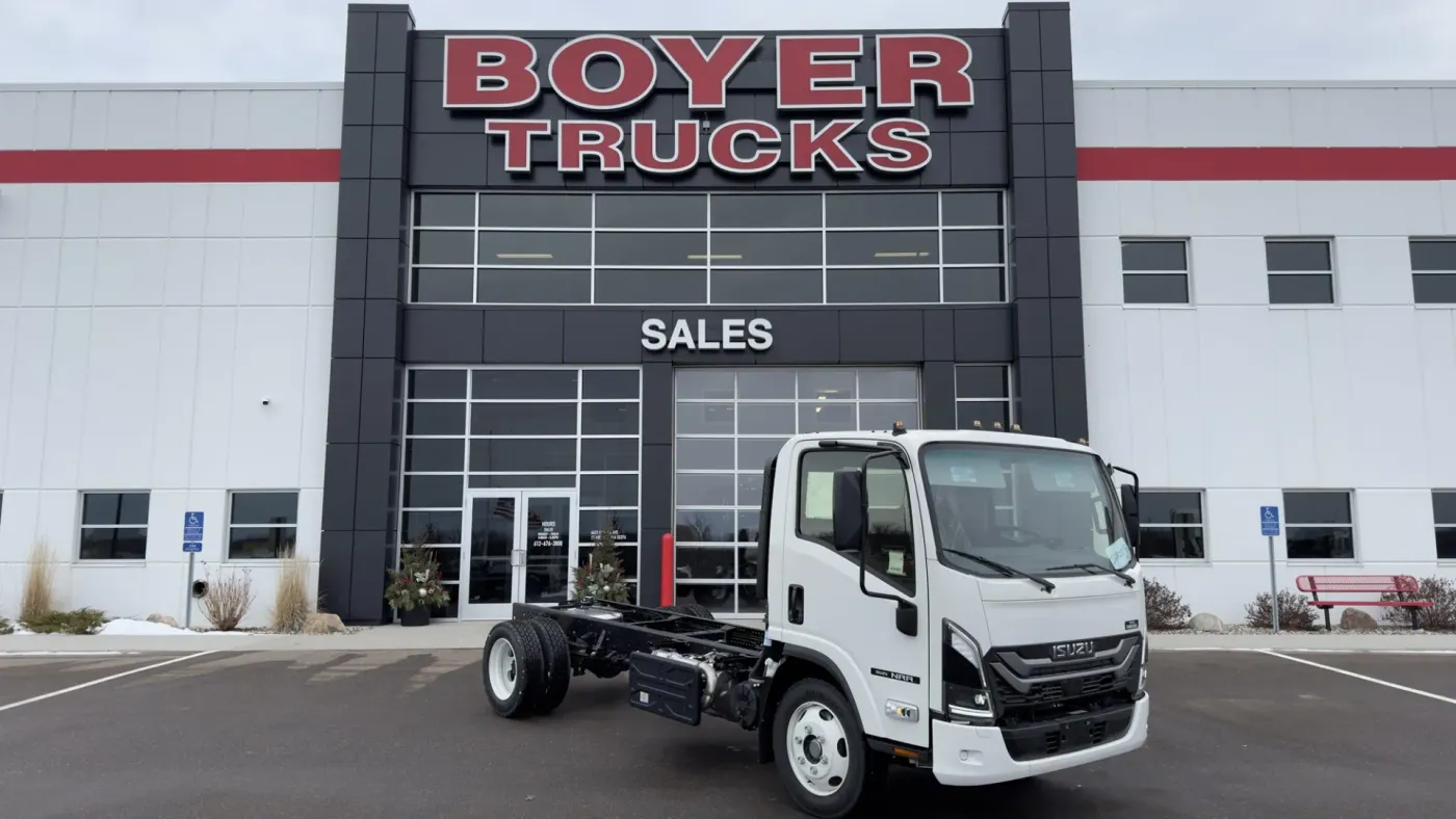 2025 Isuzu NRR | Photo 3 of 17