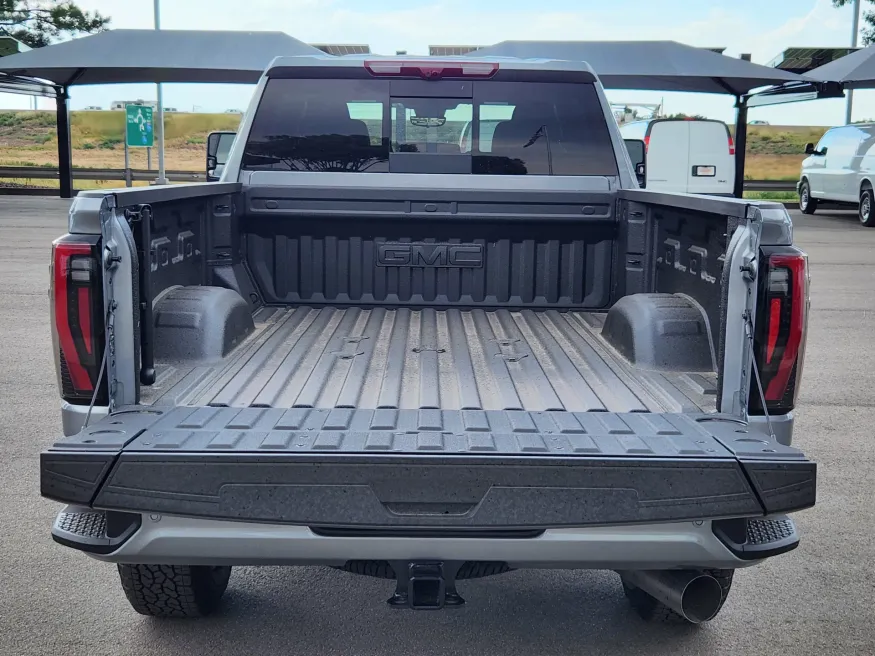 2025 GMC Sierra 2500HD AT4 | Photo 15 of 31