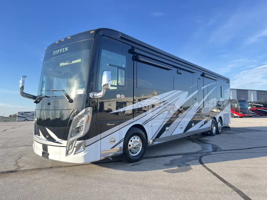 2026 Tiffin Zephyr 45PZ | Photo 7 of 39