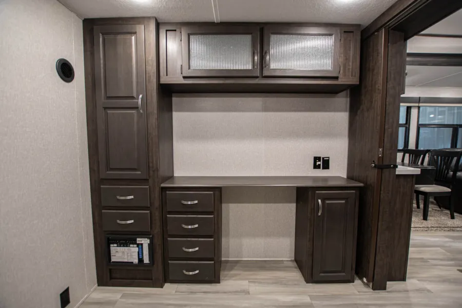 2022 Coachmen Brookstone 398MBL | Photo 19 of 27