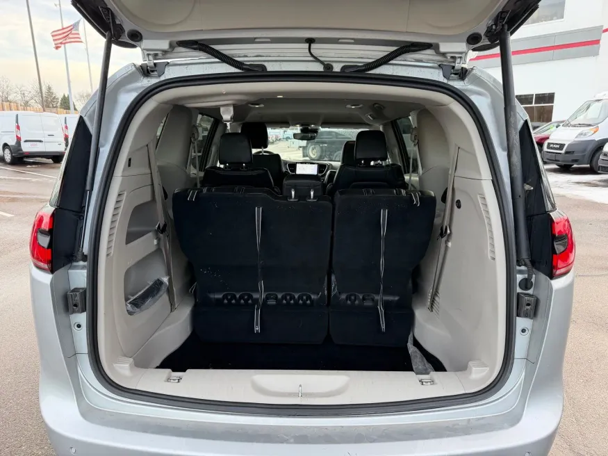 2024 Chrysler Pacifica | Photo 17 of 24