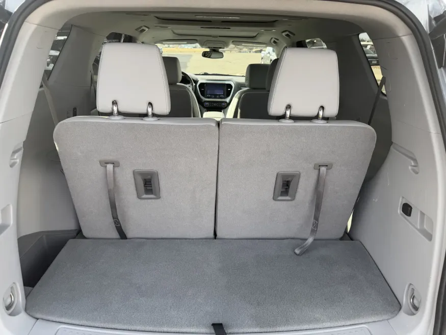 2023 GMC Acadia SLT | Photo 8 of 24