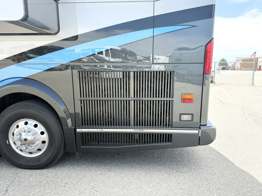 2023 Emerald Prevost H3-45 Triple Slide | Photo 31 of 35