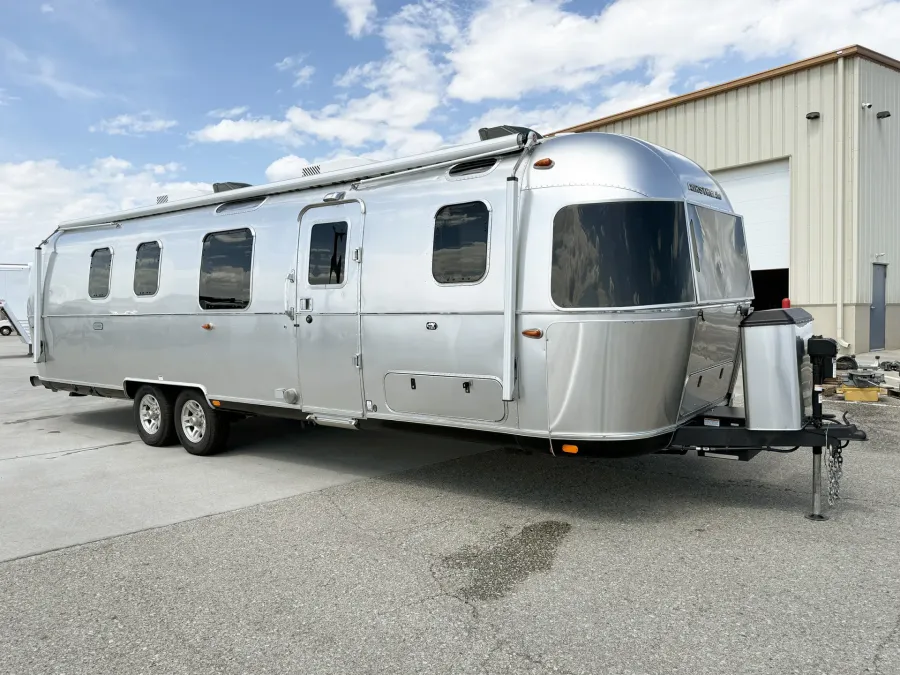 2024 Airstream Classic 33FB Twin | Photo 1 of 23
