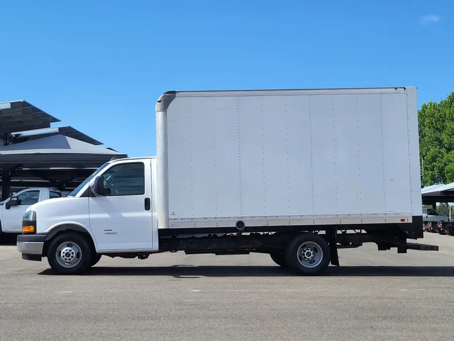 2018 GMC Savana Commercial Cutaway CUTWAY | Photo 3 of 20