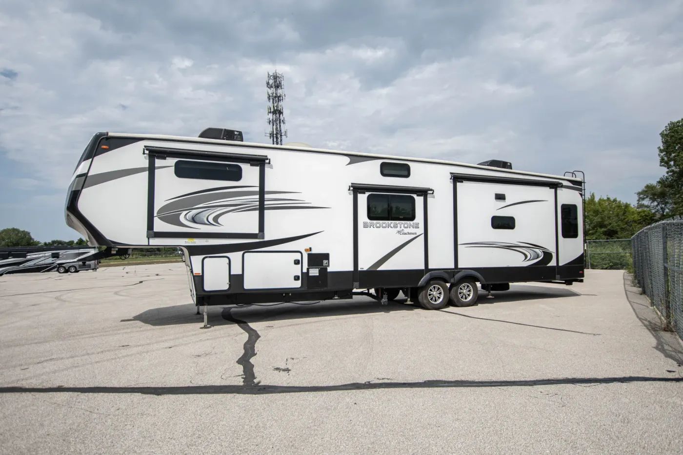 2022 Coachmen Brookstone 398MBL | Photo 3 of 27