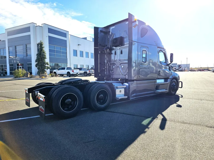 2024 Freightliner Cascadia | Photo 5 of 24