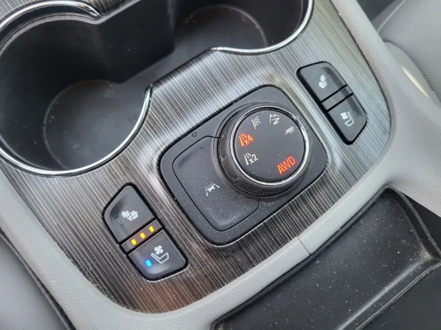 2023 GMC Acadia SLT | Photo 18 of 25