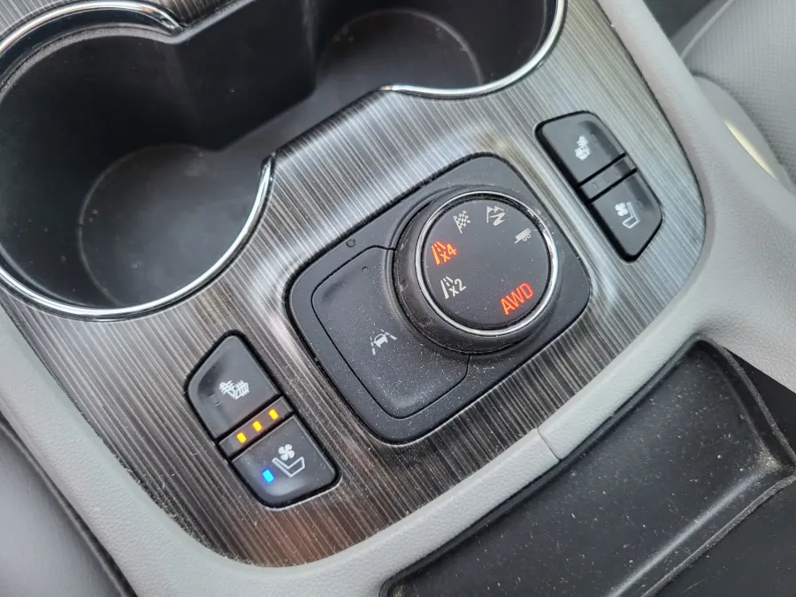 2023 GMC Acadia SLT | Photo 18 of 25