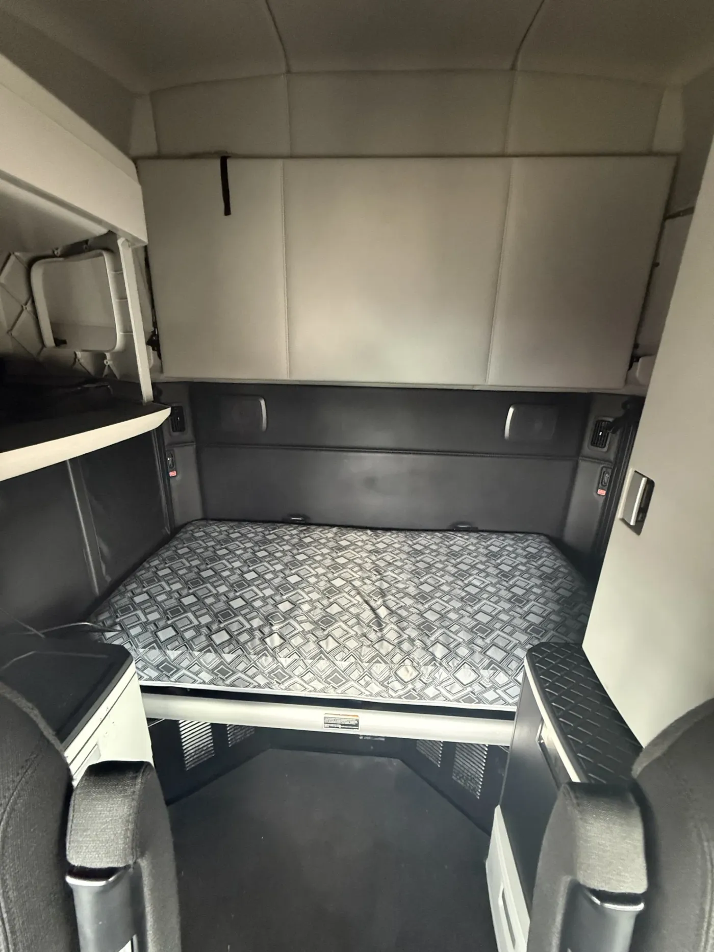 2022 Kenworth T680 | Photo 4 of 6