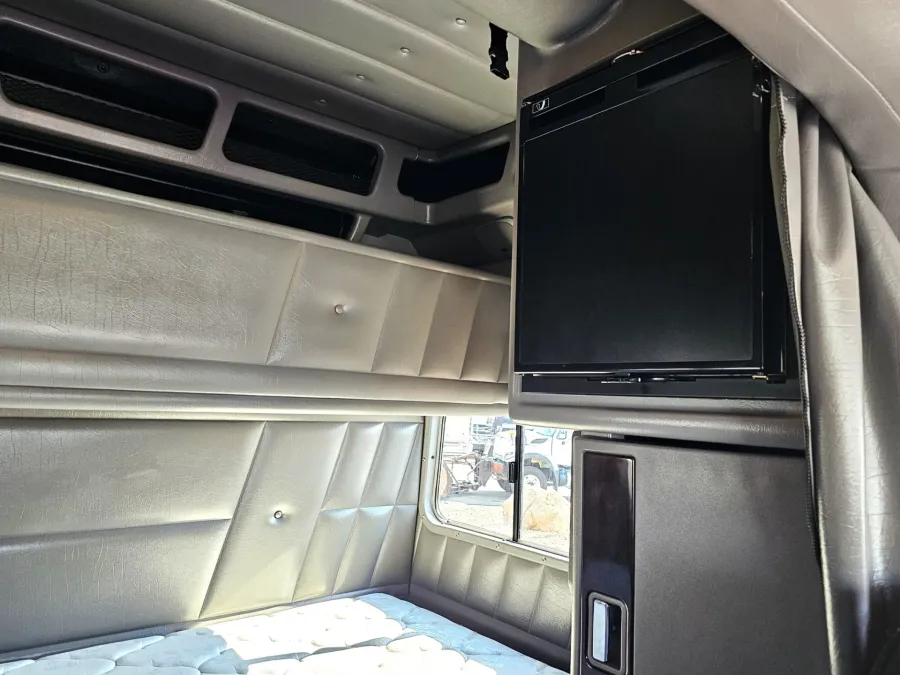 2024 Peterbilt 389 | Photo 12 of 15