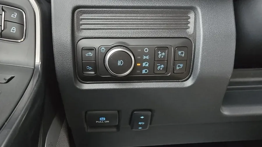 2026 Ford Super Duty F-350 | Photo 17 of 37