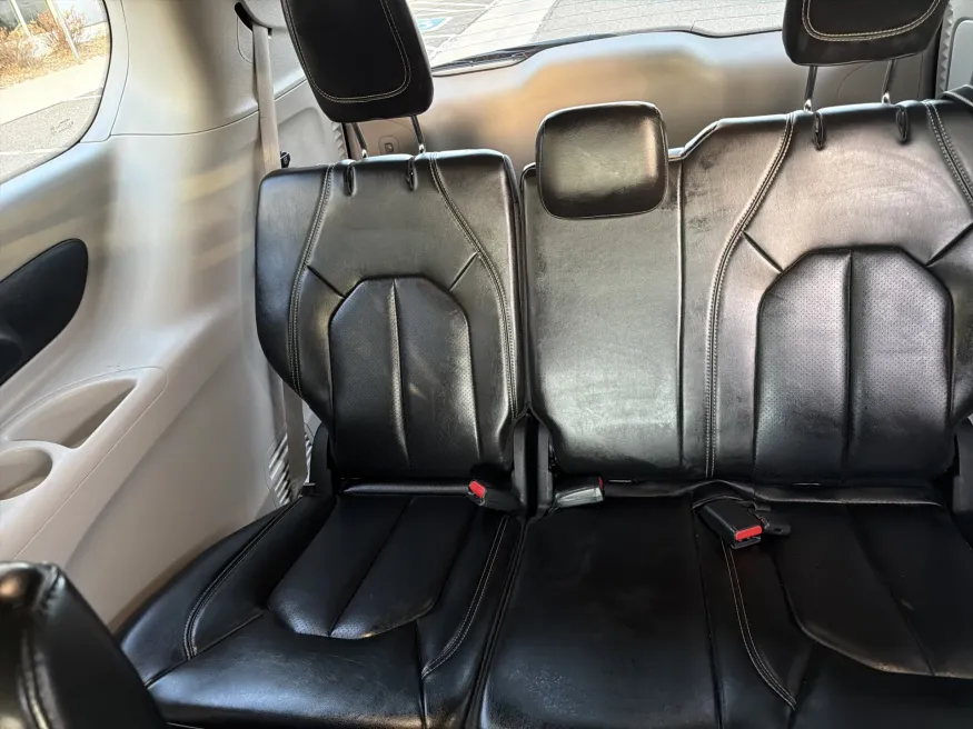 2023 Chrysler Pacifica Touring L | Photo 10 of 22