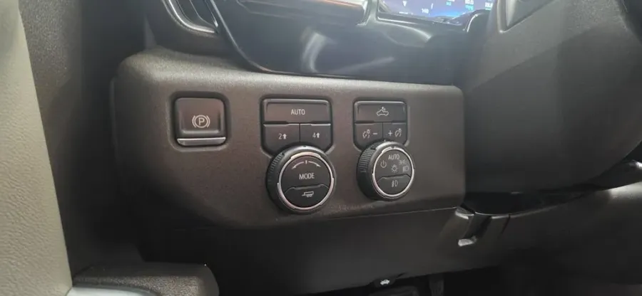 2025 Chevrolet Silverado 1500 | Photo 12 of 28