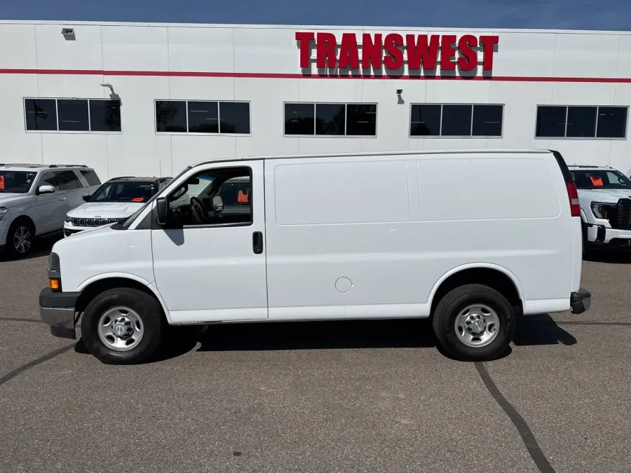 2017 Chevrolet Express 3500 | Photo 1 of 14