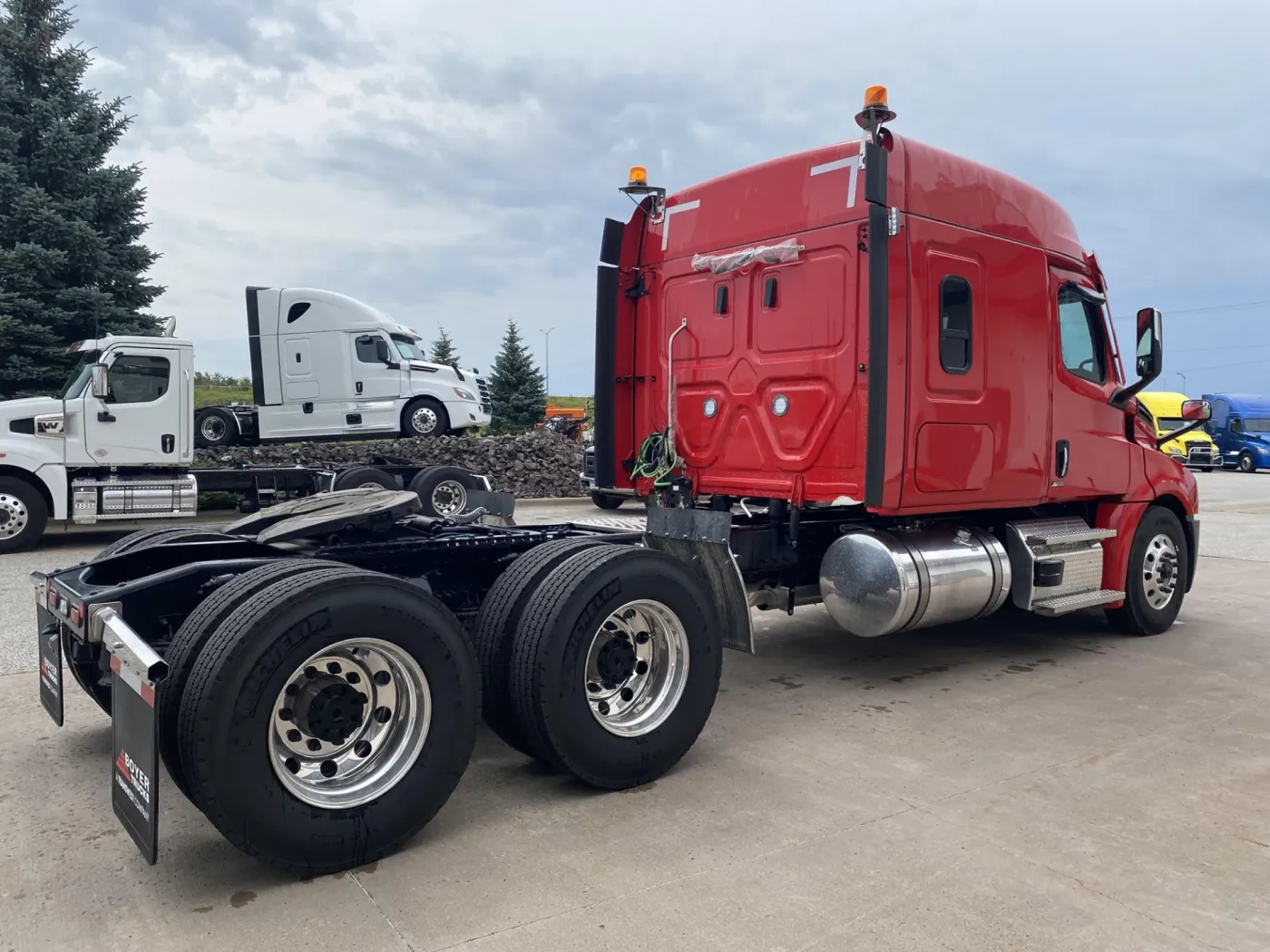 2025 Freightliner Cascadia | Photo 2 of 17