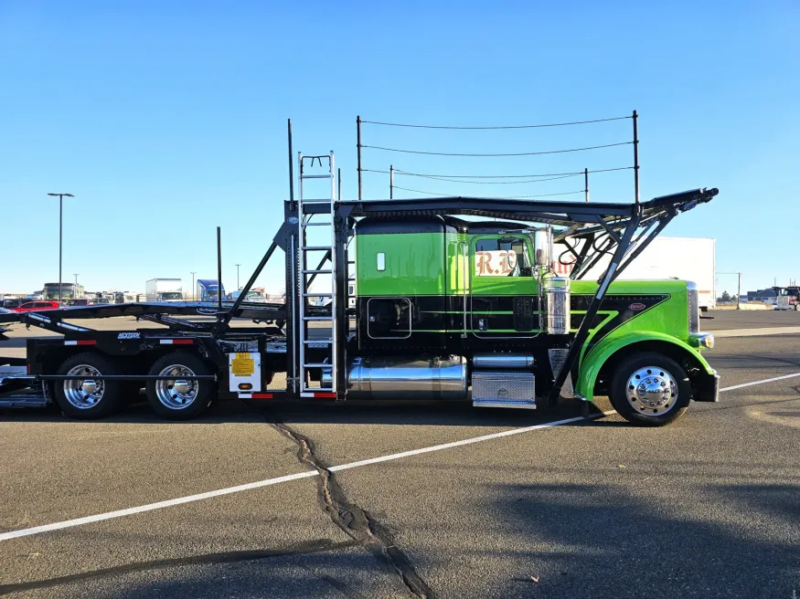 2022 Peterbilt 389 | Photo 4 of 40