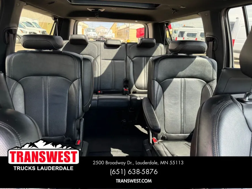 2023 Jeep Wagoneer L Series III | Photo 10 of 23