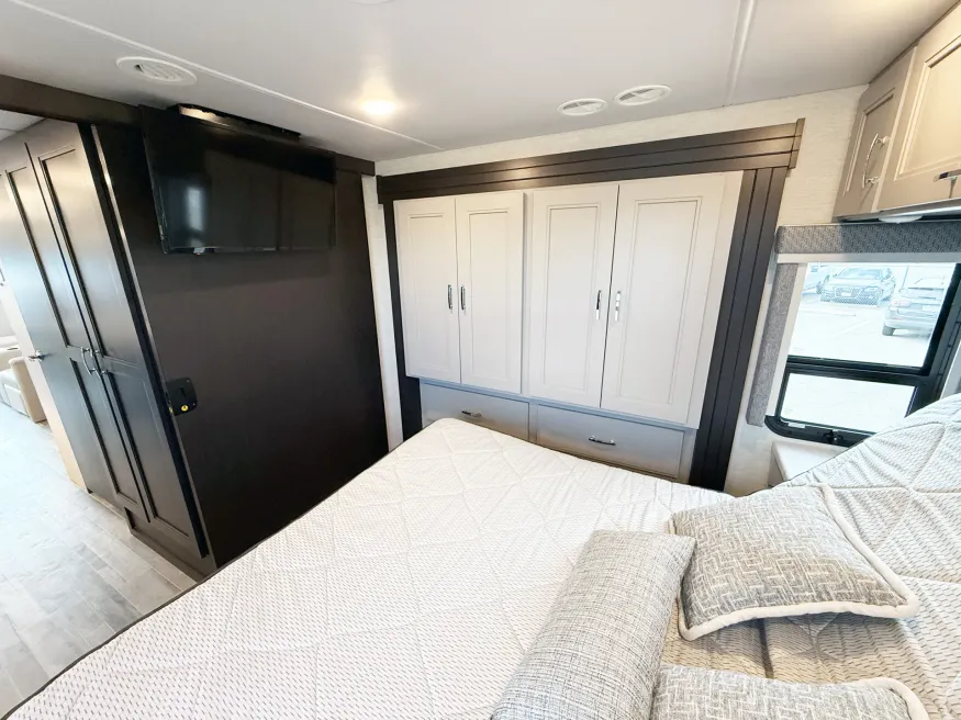 2025 Thor Palazzo GT 33.6 | Photo 17 of 30