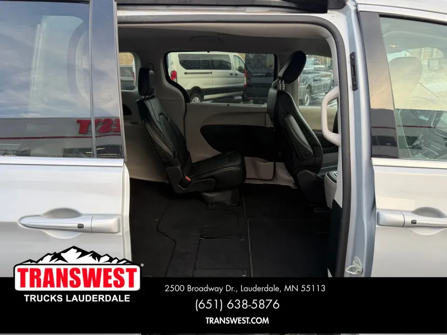 2024 Chrysler Pacifica Touring L | Photo 19 of 24