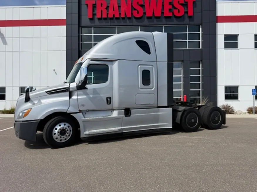 2020 Freightliner Cascadia | Photo 2 of 15