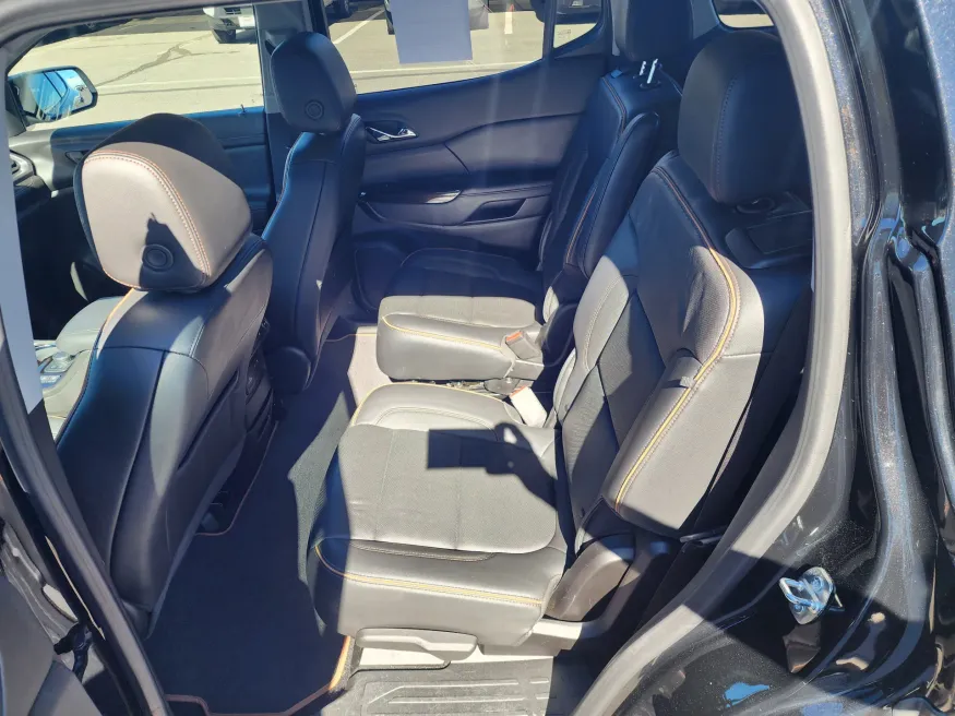 2023 GMC Acadia AT4 | Photo 10 of 29