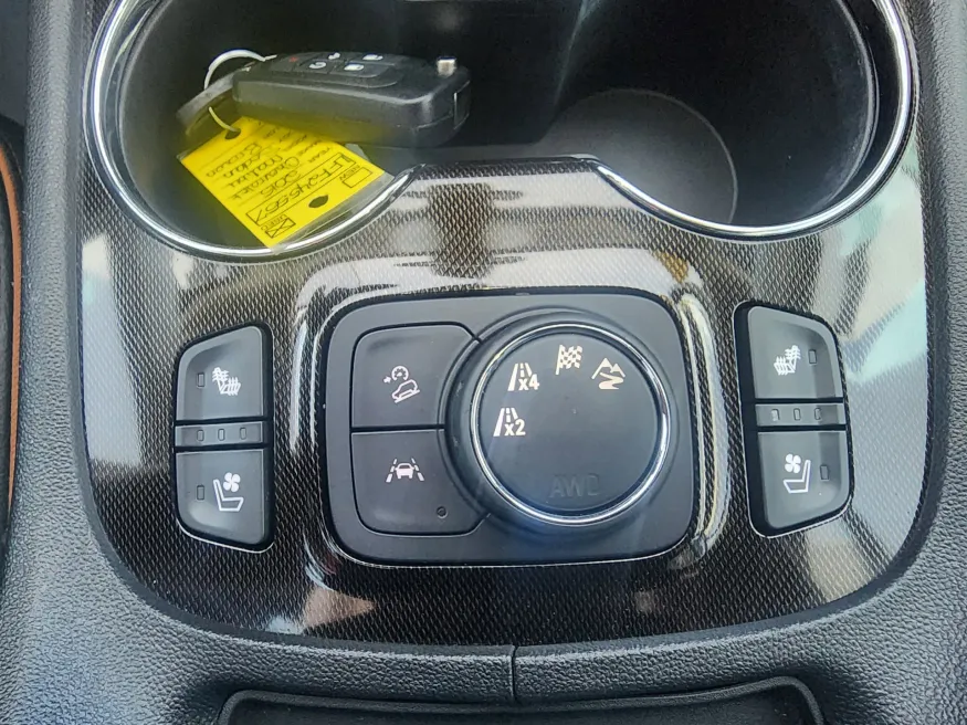 2023 GMC Acadia AT4 | Photo 24 of 29