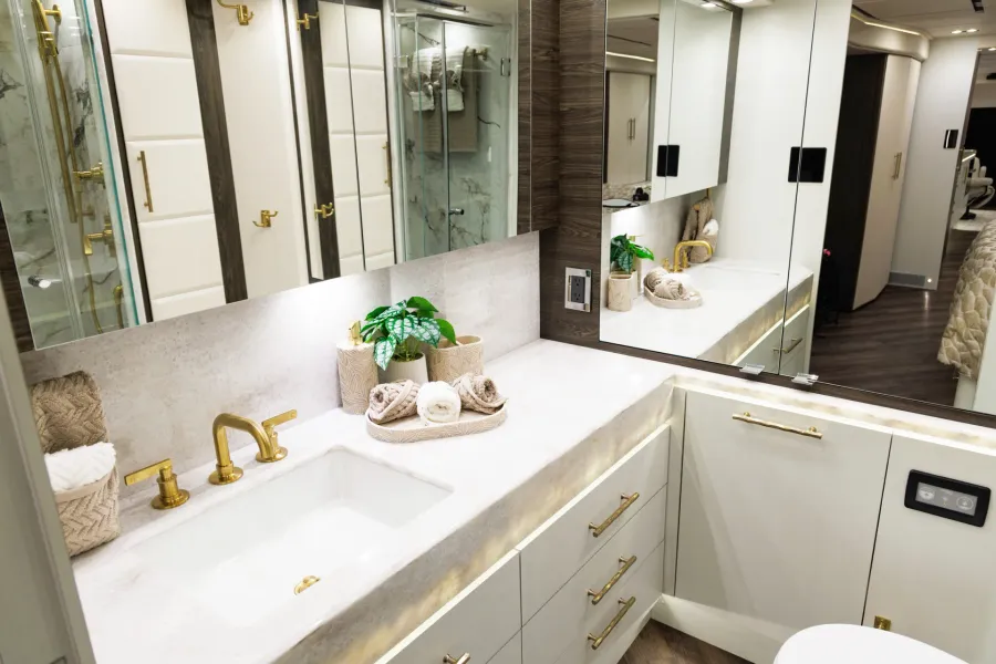 2026 Emerald Prevost H3-45 Triple Slide | Photo 16 of 29