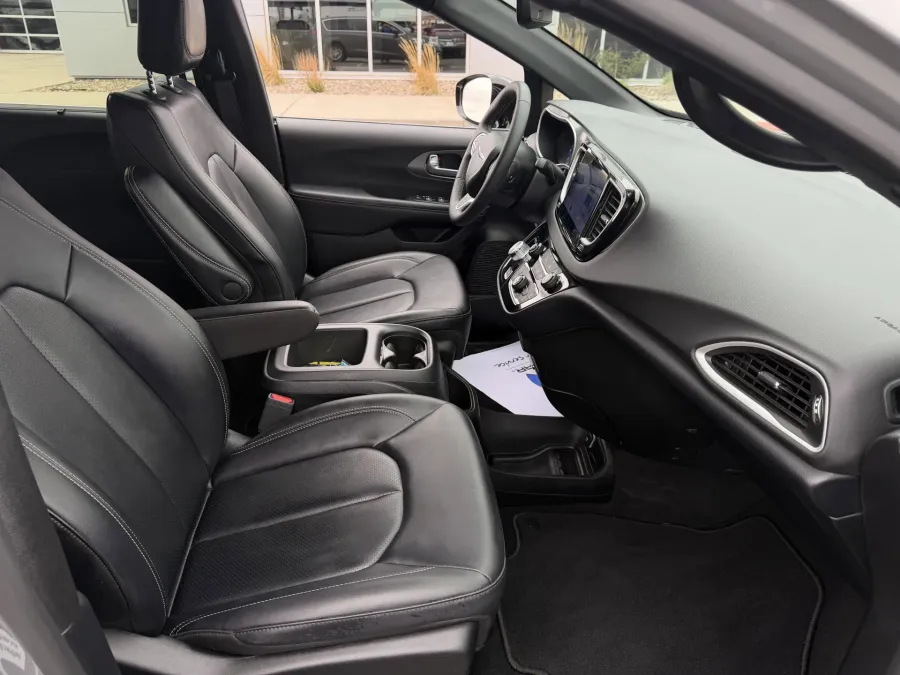 2025 Chrysler Pacifica Select | Photo 13 of 20