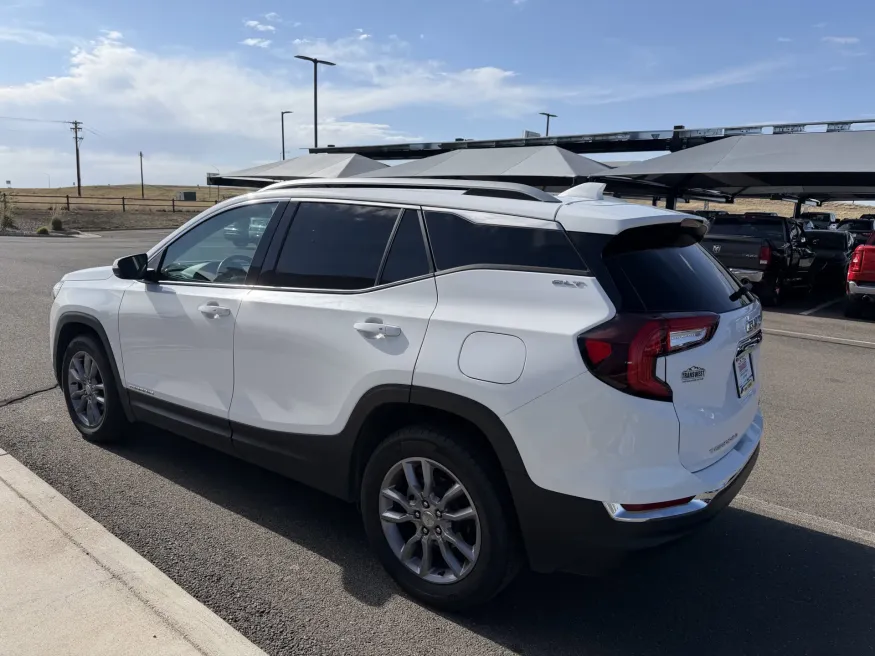 2024 GMC Terrain SLT | Photo 5 of 20