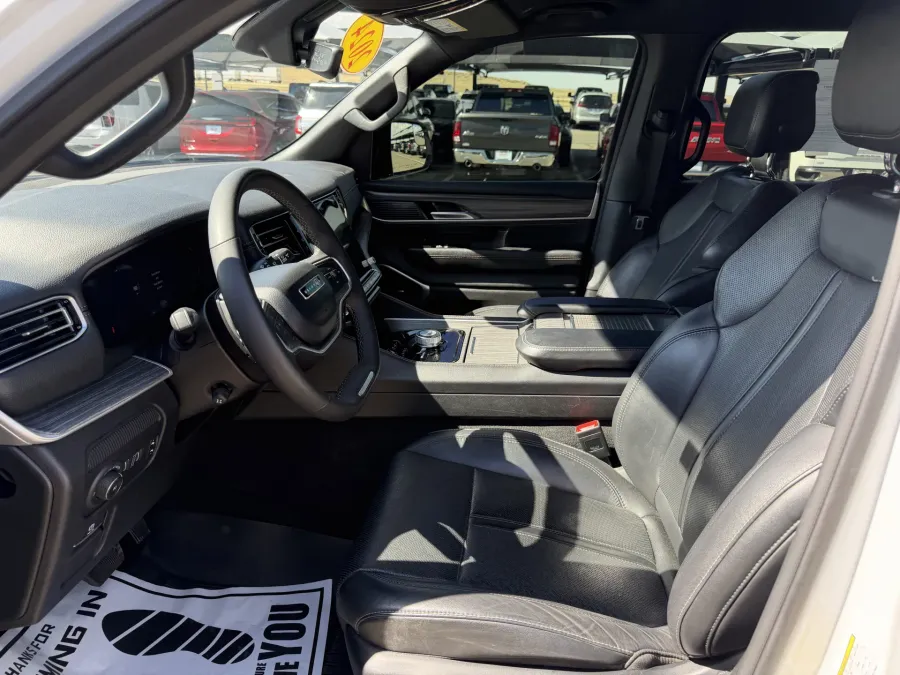 2024 Jeep Wagoneer Series II | Photo 15 of 22