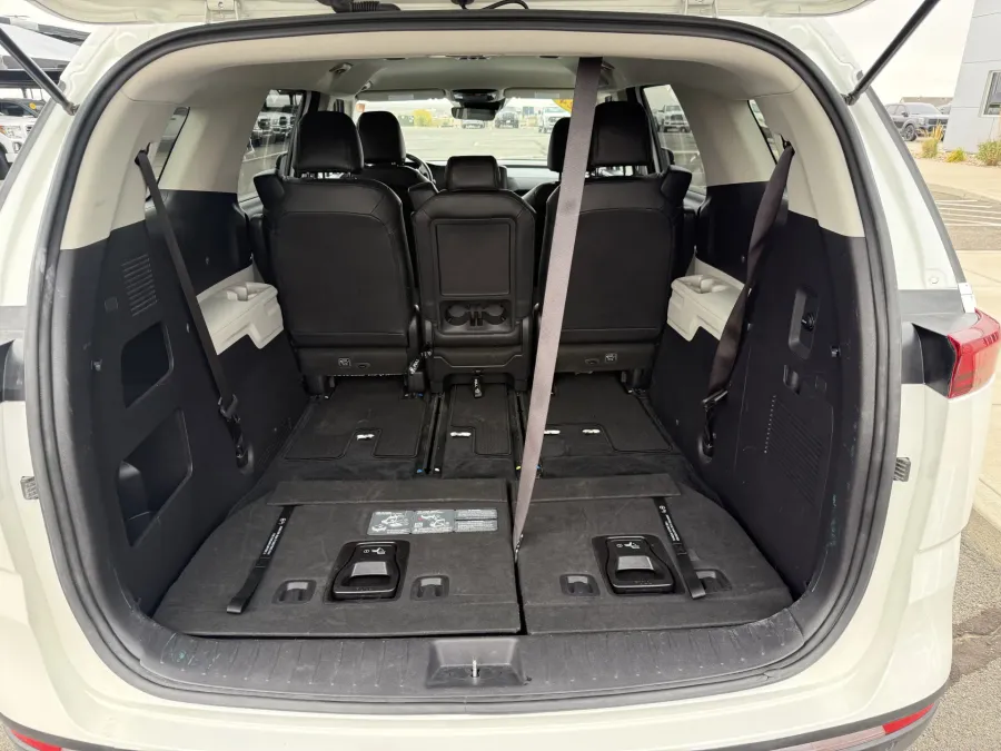 2024 Kia Carnival LX | Photo 8 of 21