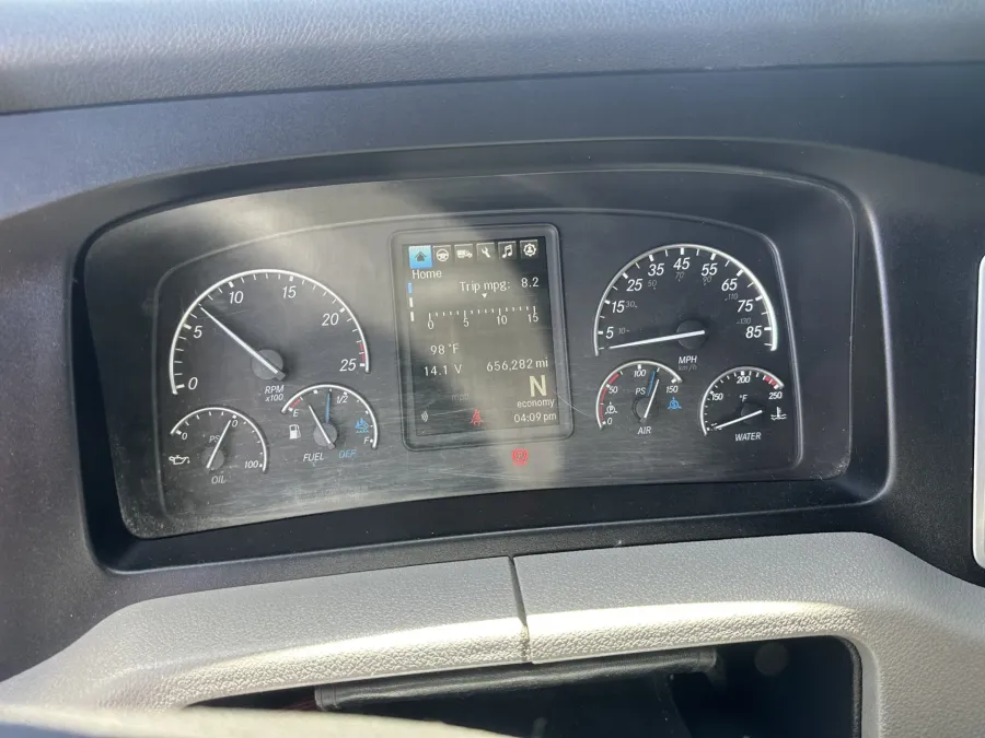 2022 Freightliner Cascadia 126 | Photo 12 of 24