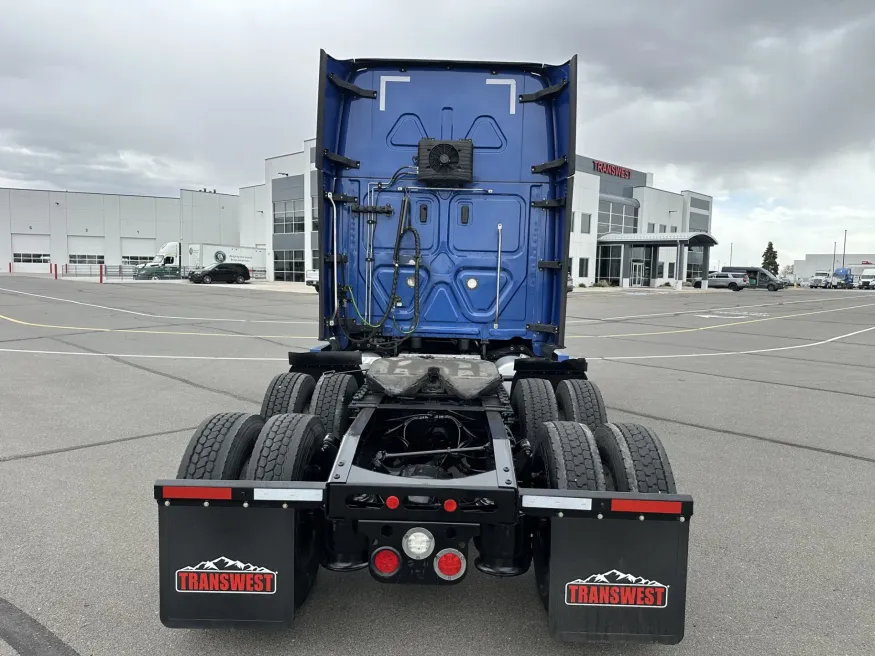 2023 Freightliner Cascadia | Photo 6 of 24