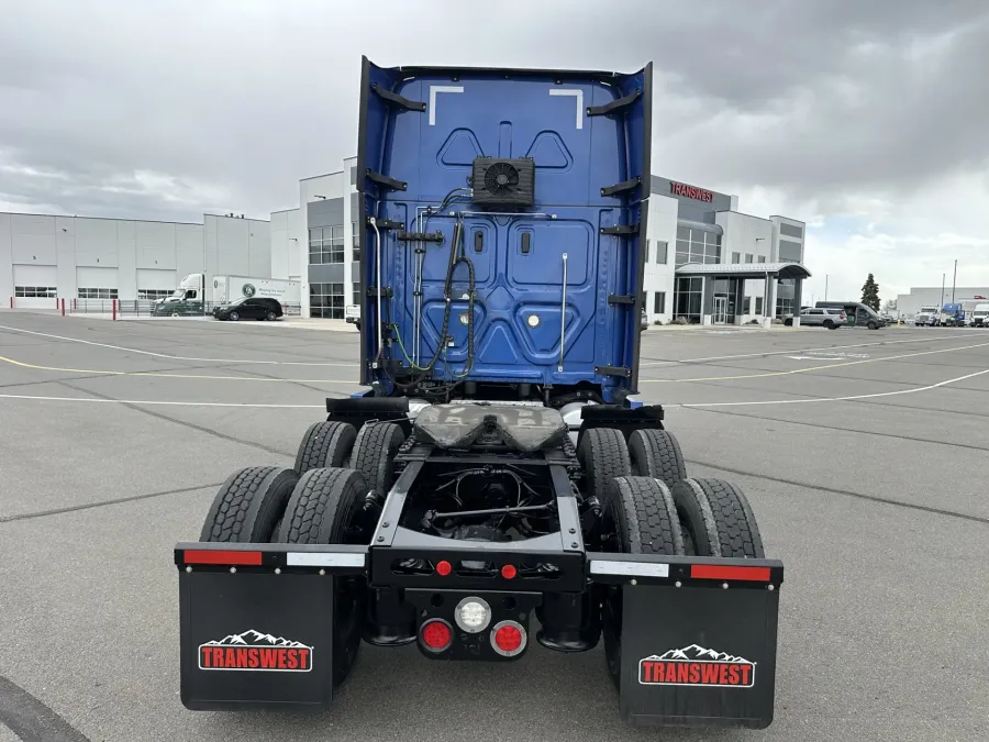 2023 Freightliner Cascadia | Photo 6 of 24