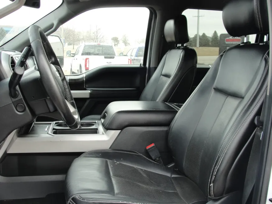 2020 Ford Super Duty F-350 Lariat | Photo 31 of 38