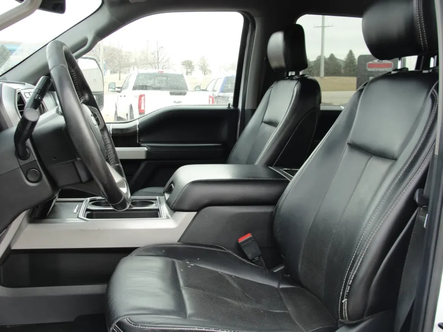 2020 Ford Super Duty F-350 Lariat | Photo 31 of 38