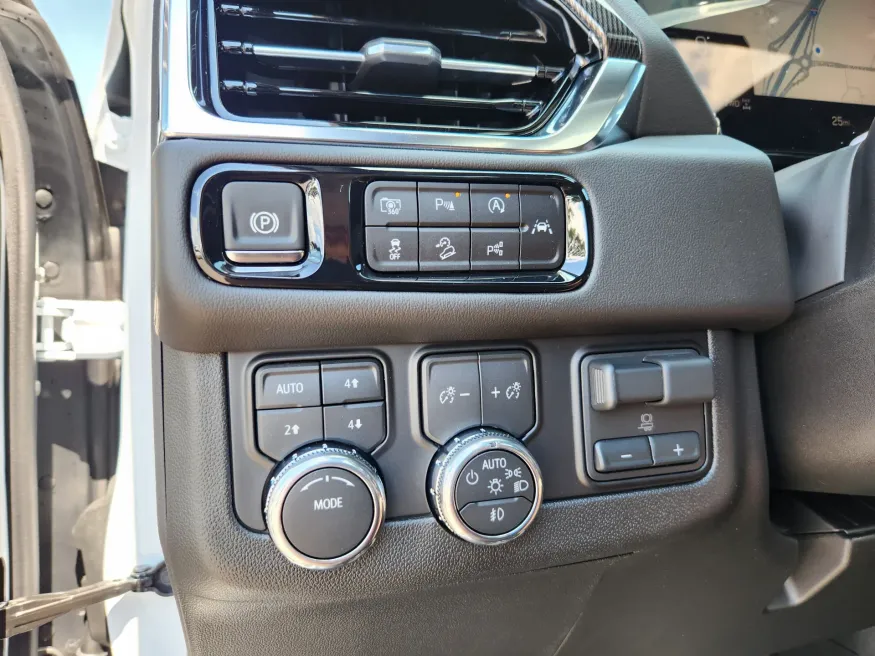 2025 GMC Yukon XL Elevation | Photo 6 of 33