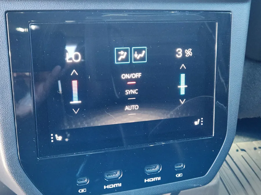 2025 GMC Yukon Denali Ultimate | Photo 20 of 24