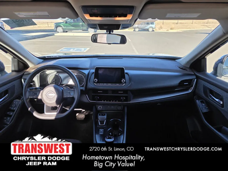 2023 Nissan Rogue SV | Photo 4 of 5