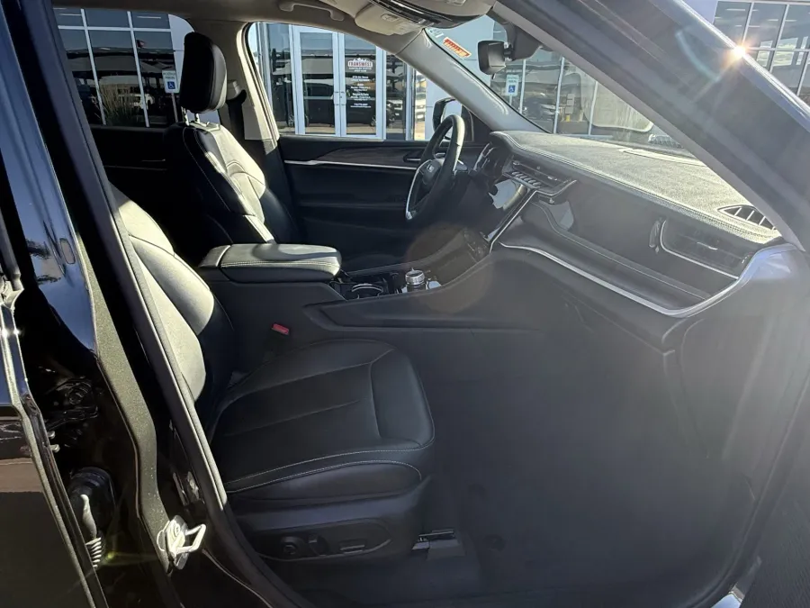 2023 Jeep Grand Cherokee L Limited | Photo 11 of 17