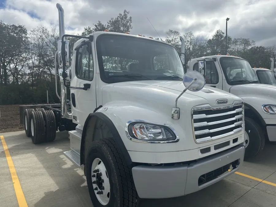 2025 Freightliner M2 106 | Photo 4 of 5