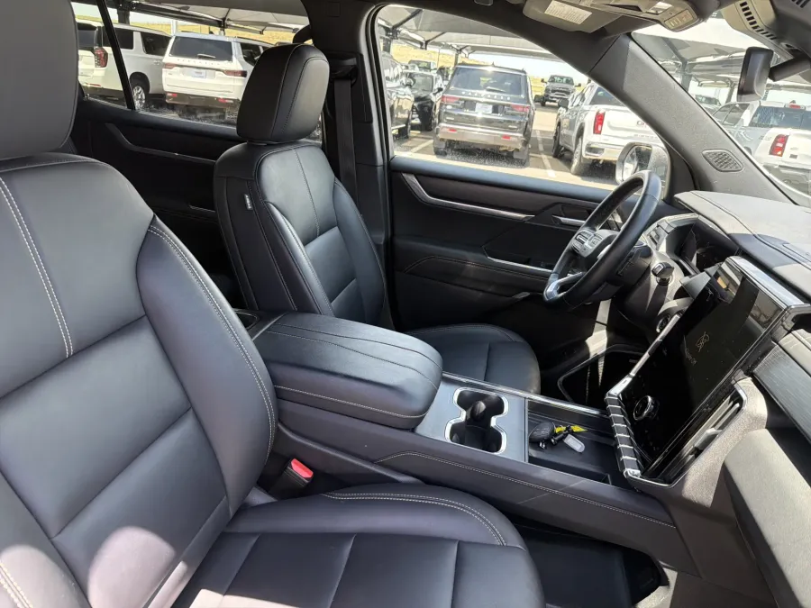 2024 GMC Acadia AWD Elevation | Photo 18 of 25
