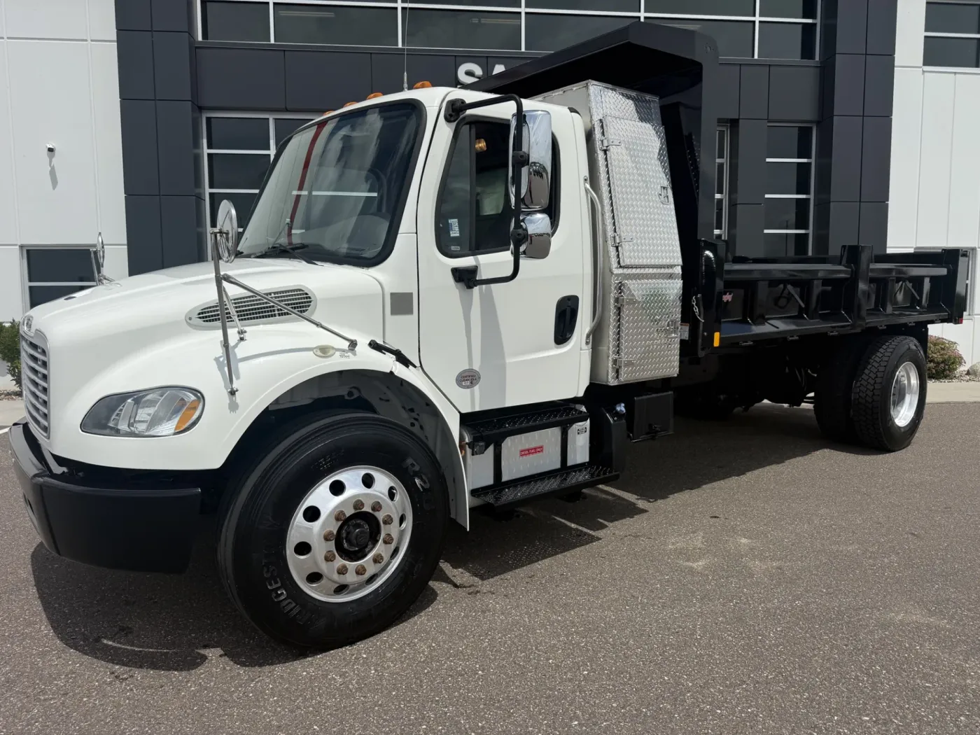 2019 Freightliner M2 106 | Photo 2 of 12