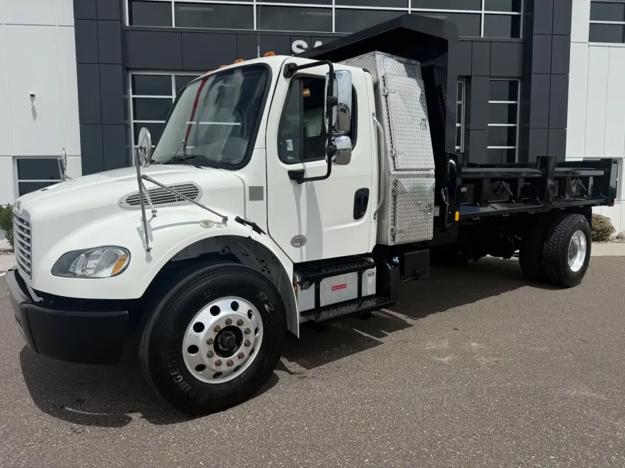 2019 Freightliner M2 106 | Photo 2 of 12