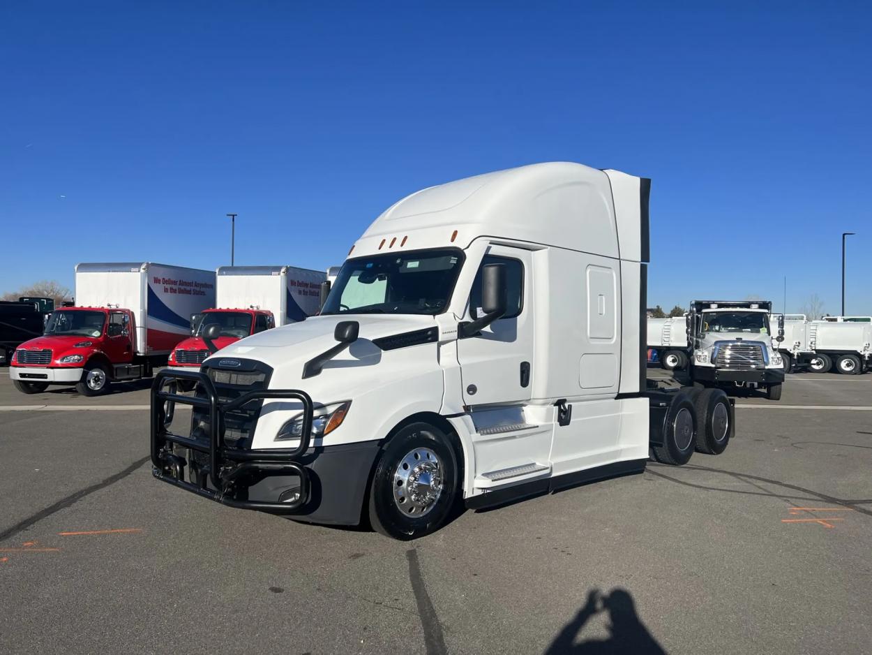 2022 Freightliner Cascadia 126 | Photo 1 of 20