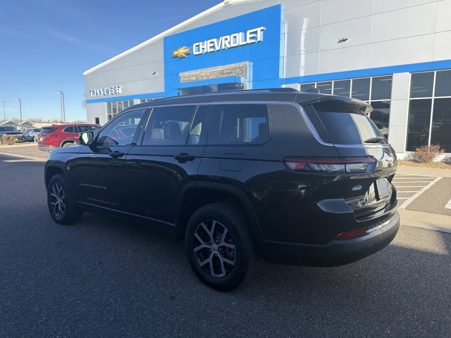 2023 Jeep Grand Cherokee L Limited | Photo 2 of 23