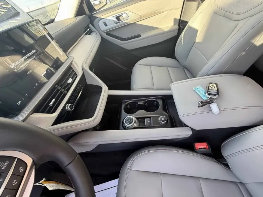 2026 Ford Explorer | Photo 21 of 27