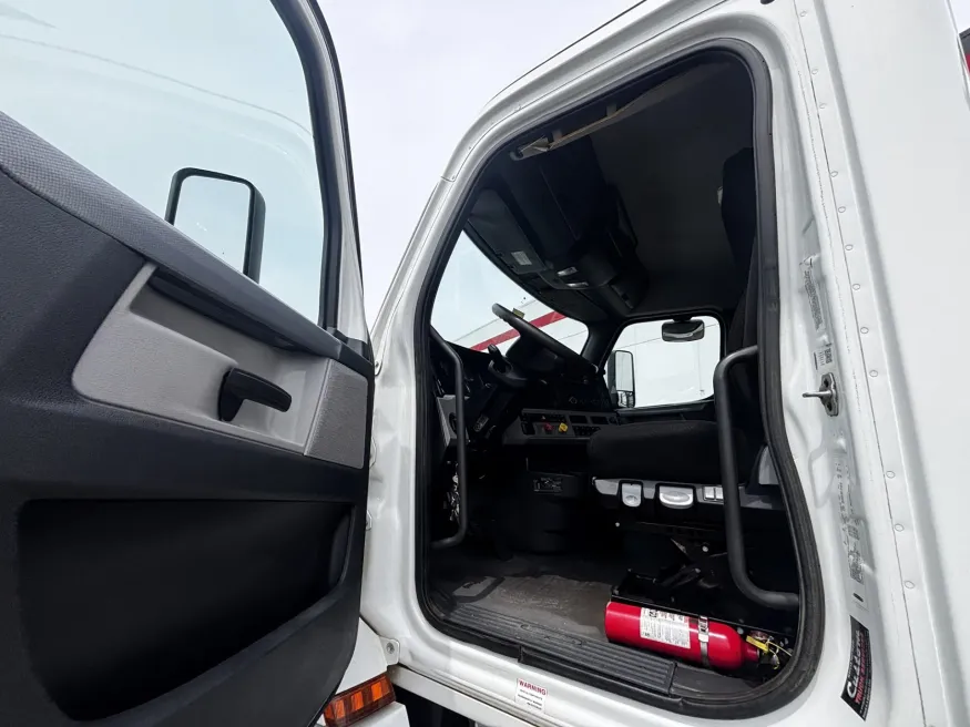 2020 Freightliner Cascadia 126 | Photo 9 of 15