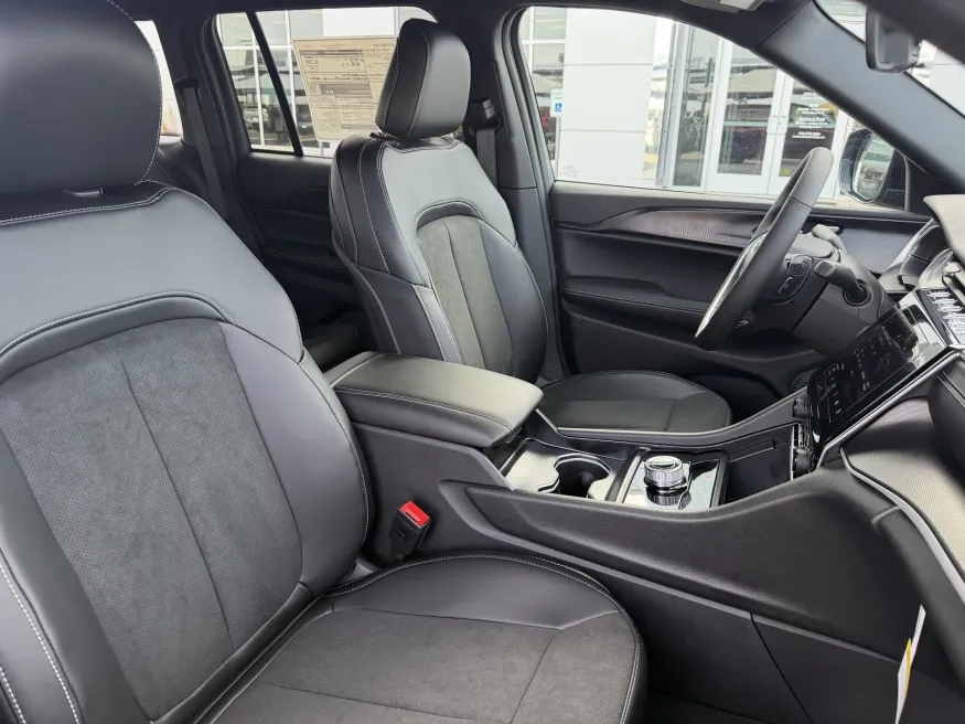 2025 Jeep Grand Cherokee Altitude X | Photo 11 of 16